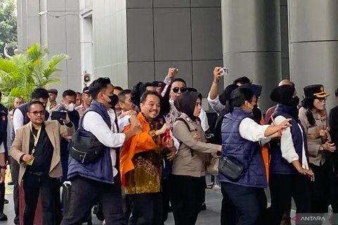 Kapolri Jenderal Pol Listyo Sigit Prabowo memberi paparan dalam rapat kerja bersama Komisi III DPR di di Kompleks Parlemen Senayan, Jakarta, Senin (24/1/2022). Raker terkait evaluasi kinerja