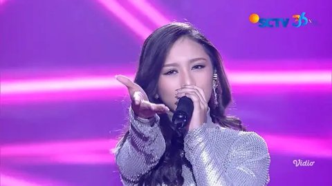 Keempat Judges Memberikan Standing Ovation atas Penampilan Felicia (Tangerang) yang Luar Biasa. (SCTV)