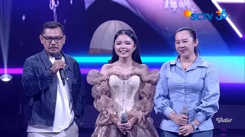 Keempat Judges Memberikan Standing Ovation atas Penampilan Felicia (Tangerang) yang Luar Biasa. (SCTV)