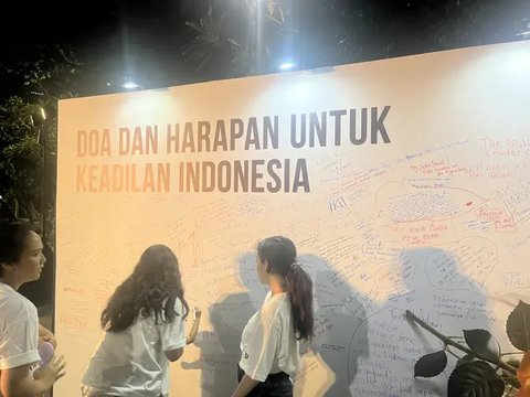 Istri mantan Menteri Pendidikan, Kebudayaan, Riset, dan Teknologi (Mendikbudristek) Nadiem Makarim, Franka Makarim, menggelar malam doa bersama di Taman Menteng, Jakarta Pusat, Jumat malam (2
