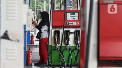 Petugas melayani konsumen yang mengisi bahan bakar kendaraannya di SPBU kawasan Jakarta, Selasa (26/11/2019). PT Pertamina (Persero) mulai menyediakan solar dengan kandungan 30 persen Fatty A