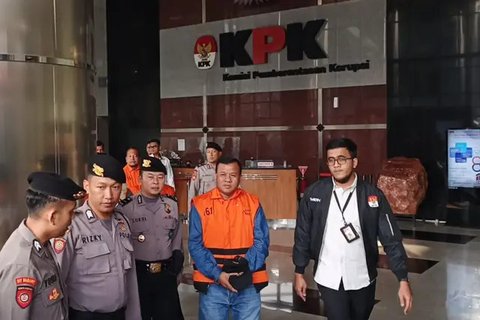 Bupati Kuansing, Suhardiman Amby resmi ditahan KPK (Foto: Dimas/Liputan6.com)
