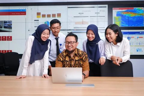 Peserta Magang Kerja PHR tengah berdiskusi dengan mentor saat studi lapangan (Foto: Pertamina)