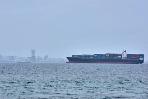 Sebuah kapal tanker berlabuh di Selat Hormuz di lepas pantai Pulau Qeshm, Iran, Sabtu, 18 April 2026. (AP Photo/Asghar Besharati)
