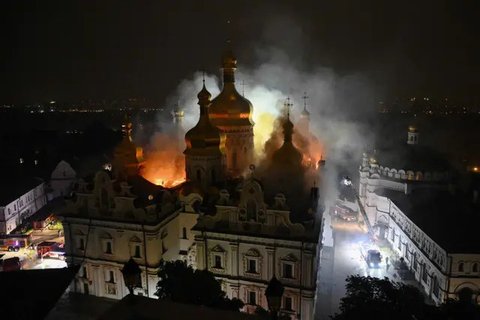 Warga setempat berjalan di dekat dealer mobil yang rusak akibat serangan rudal dan drone besar-besaran Rusia di Kyiv pada Selasa 2 Juni 2026, di tengah invasi Rusia ke Ukraina. (Tetiana DZHAF