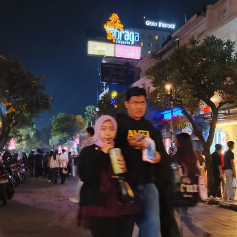 Warga Bandung di Jalan Braga Rayakan Malam Tahun Baru