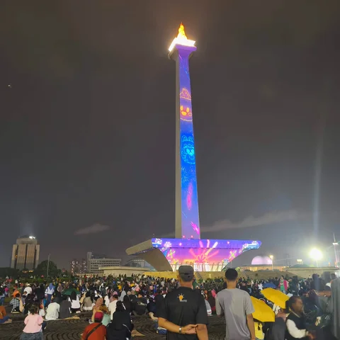 Langit monas tanpa kembang api di malam tahun baru
