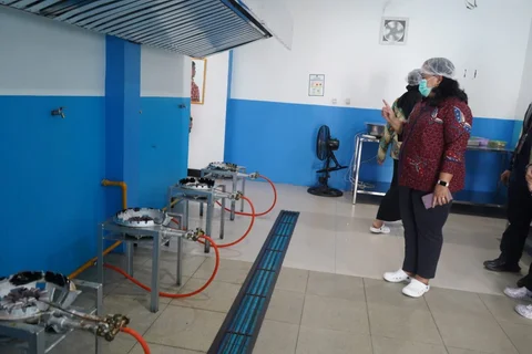 Staf Ahli Menteri Komunikasi dan Digitalisasi Bidang Komunikasi dan Media Massa saat meninjau SPPG Dulomo Utara