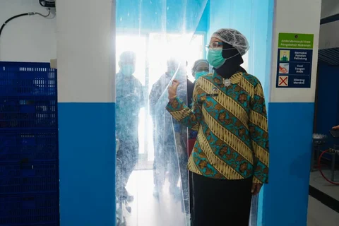 Staf Ahli Menteri Komunikasi dan Digitalisasi Bidang Komunikasi dan Media Massa saat meninjau SPPG Dulomo Utara