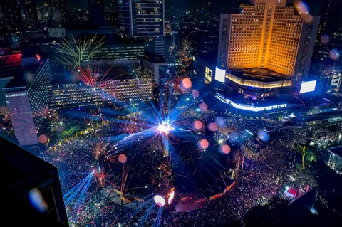 Pertunjukan cahaya menerangi langit tengah malam saat perayaan Tahun Baru 2026 di Jakarta. Kamis (01/01/2026).