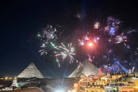 Kembang api menerangi langit di atas Piramida Agung Giza, di pinggiran Kairo, Mesir, Kamis (01/01/2026).