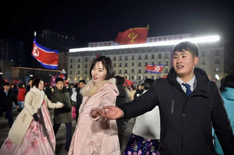 Warga ikut serta dalam perayaan menyambut tahun baru di Lapangan Kim Il Sung di Pyongyang. Korea Utara, Rabu (31/12/2025).