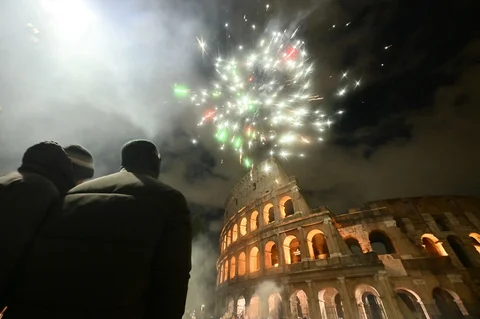 Kembang api meledak di atas Koloseum di pusat kota Roma, Italia, Kamis (01/01/2026).