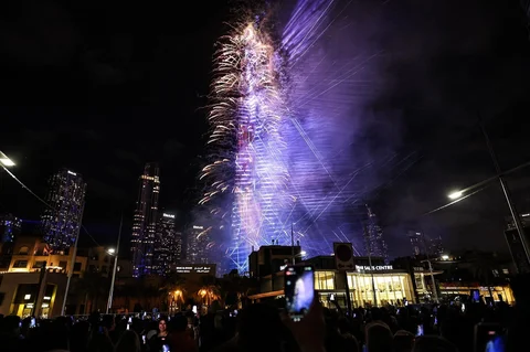 Kembang api menerangi langit di sekitar Menara Burj Khalifa, saat UEA menyambut Tahun Baru, di Dubai, Uni Emirat Arab, Kamis (01/01/2026).