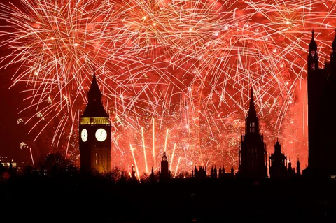 Kembang api meledak di langit untuk menyambut Tahun Baru di sekitar London Eye dan Menara Elizabeth di Istana Westminster, London, Inggris, Kamis (01/01/2026).