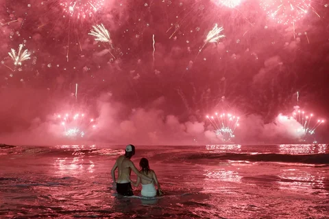 Sepasang kekasih berpelukan sambil menyaksikan kembang api Tahun Baru di Rio de Janeiro, Brasil, Kamis (01/01/2026).