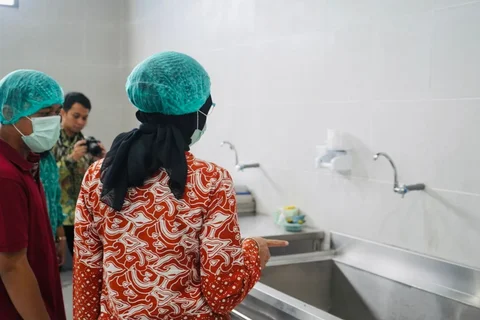 Kepala Biro Hukum dan Humas Badan Gizi Nasional (BGN), Khairul Hidayati saat mengunjungi SPPG Demulih Bangli
