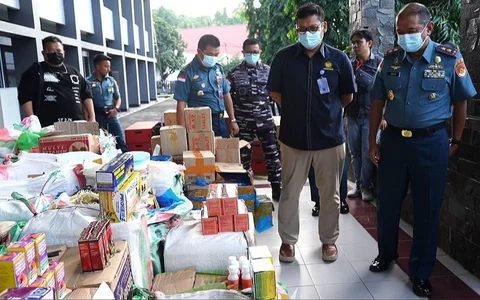 Komandan Kodaeral VIII Laksamana Muda TNI Dery Triesananto Suhendi saat konfrensi pers penyelundupan barang ilegal asal Filipina di Manado, Rabu (31/12/2025).