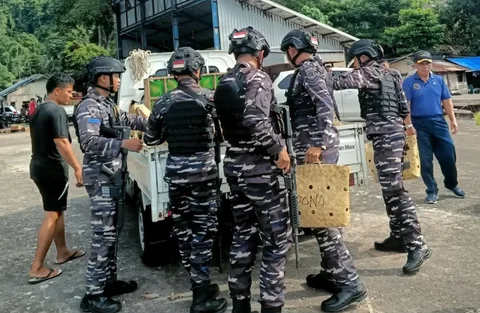 Petugas TNI Angkatan Laut mengamankan barang bukti hasil penggagalan penyelundupan ilegal asal Filipina di wilayah Bitung.Sulawesi Utara, Selasa (30/12/2025).