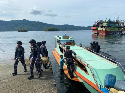 Petugas TNI Angkatan Laut mengamankan barang bukti hasil penggagalan penyelundupan ilegal asal Filipina di wilayah di perairan Batu Angus, Bitung.Sulawesi Utara, Selasa (30/12/2025).