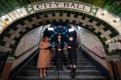 Jaksa Agung New York Letitia James, kiri, memberikan sumpah jabatan kepada walikota terpilih Zohran Mamdani, tengah disaksikan  istrinya Rama Duwajidi New York, Amerika Serikat, Kamis (01/01/2026).