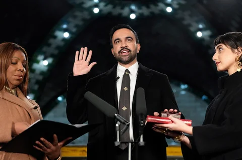 Jaksa Agung New York Letitia James, kiri, memberikan sumpah jabatan kepada walikota terpilih Zohran Mamdani, tengah disaksikan  istrinya Rama Duwajidi New York, Amerika Serikat, Kamis (01/01/2026).