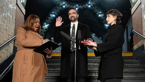 Jaksa Agung New York Letitia James, kiri, memberikan sumpah jabatan kepada walikota terpilih Zohran Mamdani, tengah disaksikan  istrinya Rama Duwajidi New York, Amerika Serikat, Kamis (01/01/2026).