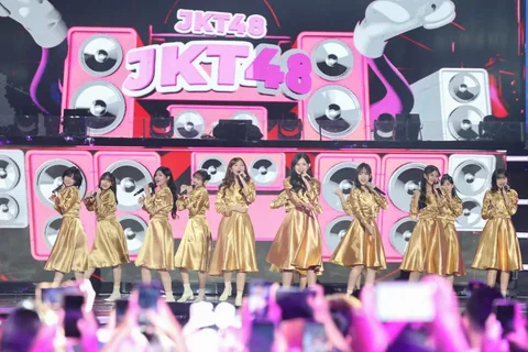 JKT48  saat  memeriahkan Konser Raya 31 Tahun Indosiar Luar Biasa di  Studio 6 Emtek City, Daan Mogot, Jakarta Barat, Sabtu malam (10/01/2026).