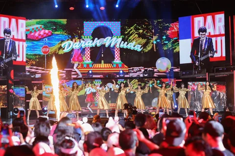 JKT48  bersama Rhoma Irama saat  memeriahkan Konser Raya 31 Tahun Indosiar Luar Biasa di  Studio 6 Emtek City, Daan Mogot, Jakarta Barat, Sabtu malam (10/01/2026