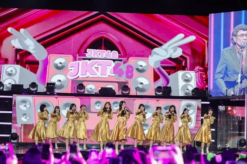 JKT48  saat  memeriahkan Konser Raya 31 Tahun Indosiar Luar Biasa di  Studio 6 Emtek City, Daan Mogot, Jakarta Barat, Sabtu malam (10/01/2026).