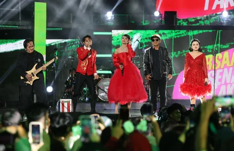 Tasya DA7 bersama Jamrud saat  memeriahkan Konser Raya 31 Tahun Indosiar Luar Biasa di  Studio 6 Emtek City, Daan Mogot, Jakarta Barat, Sabtu malam (10/01/2026).
