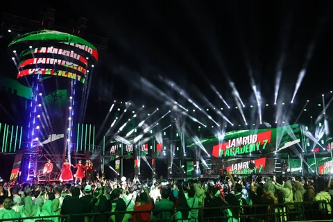 Tasya DA7 bersama Jamrud saat  memeriahkan Konser Raya 31 Tahun Indosiar Luar Biasa di  Studio 6 Emtek City, Daan Mogot, Jakarta Barat, Sabtu malam (10/01/2026).