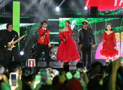 Tasya DA7 bersama Jamrud saat  memeriahkan Konser Raya 31 Tahun Indosiar Luar Biasa di  Studio 6 Emtek City, Daan Mogot, Jakarta Barat, Sabtu malam (10/01/2026).