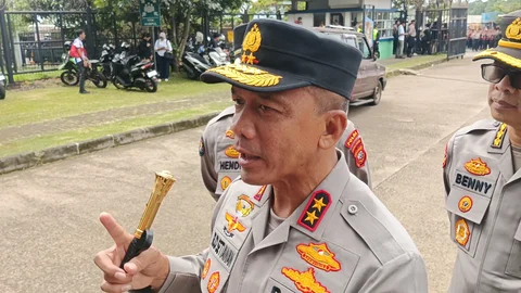 Kapolda Jabar Irjen Pol Rudi Setiawan saat memberi keterangan soal pengaman laga Persib vs Persija di stadion Gelora Bandung Lautan Api (GBLA), Minggu (11/1)