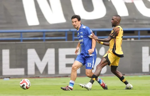 Pemain Persib Bandung, Thom Haye (kiri), berusaha untuk melakukan umpan sambil dibayangi oleh pemain Persija Jakarta, Allano De Souza Lima pada pertandingan BRI Super League 2025/2026 yang berlangsung di Stadion Gelora Bandung Lautan Api, Bandung, Minggu (11/01/2026).