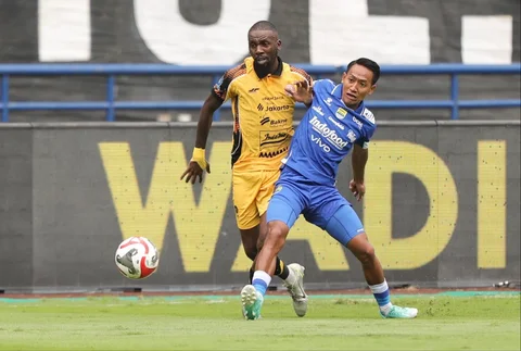Pemain Persib Bandung, Beckham Putra (kanan), berusaha merebut bola dari pemain Persija Jakarta, Allano De Souza Lima, pada pertandingan BRI Super League 2025/2026 yang berlangsung di Stadion Gelora Bandung Lautan Api, Bandung, Minggu (11/01/2026).