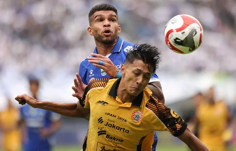 Pemain Persija Jakarta, Dony Tri Pamungkas (kanan), terlibat dalam perebutan bola dengan pemain dari Persib Bandung Berguinho pada pertandingan BRI Super League 2025/2026 yang berlangsung di Stadion Gelora Bandung Lautan Api, Bandung, Minggu (11/01/2026).