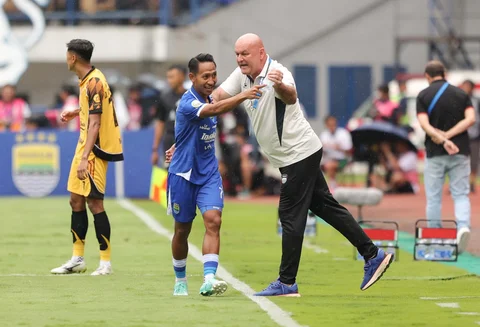 Pemain Persib Bandung, Beckham Putra, terlihat merayakan gol yang dicetaknya bersama pelatih Bojan Hodak pada pertandingan BRI Super League 2025/2026 yang berlangsung di Stadion Gelora Bandung Lautan Api, Bandung, Minggu (11/01/2026).