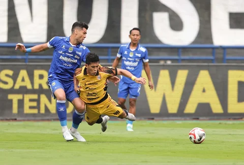 Pemain Persib Bandung, Julio Cesar (kiri), terlibat dalam perebutan bola dengan pemain Persija Jakarta  Eksel Timothy Joseph Runtukahu pada pertandingan BRI Super League 2025/2026 yang berlangsung di Stadion Gelora Bandung Lautan Api, Bandung, Minggu (11/01/2026).
