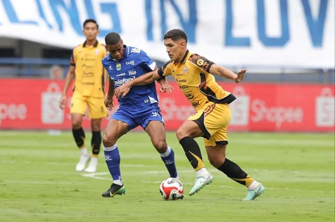 Pemain Persija Jakarta, Van Basty Sousa (kanan), terlibat dalam perebutan bola dengan pemain Persib Bandung Uilliam Barros Pereira pada pertandingan BRI Super League 2025/2026 yang berlangsung di Stadion Gelora Bandung Lautan Api, Bandung, Minggu (11/01/2026).