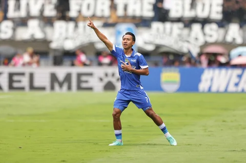 Pemain Persib Bandung, Beckham Putra, merayakan gol pertama yang dicetak timnya ke gawang Persija Jakarta pada pertandingan BRI Super League 2025/2026 yang berlangsung di Stadion Gelora Bandung Lautan Api, Bandung, Minggu (11/01/2026).