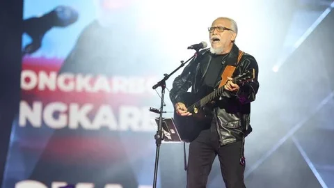 Penyanyi legendaris Iwan Fals ikut memeriahkan Konser Raya 31 Indosiar Luar Biasa hari kedua, Minggu (11/1), di Studio 6 Emtek City, Daan Mogot, Jakarta Barat. (KapanLagi.com/Budy Santoso)