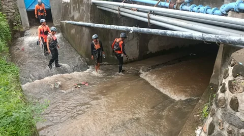 Tim SAR melakukan pencarian korban tabrakan lalu jatuh ke sungai di Bali, Senin (12/1)