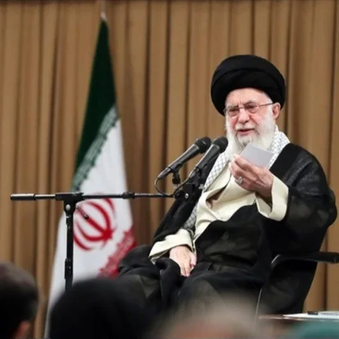 Pemimpin Tertinggi Iran, Ayatollah Ali Khamenei, memperingatkan demonstran untuk tidak berkolaborasi dengan pihak asing di tengah gelombang Demonstrasi Iran. Ia juga mengecam Presiden AS Donald Trump.