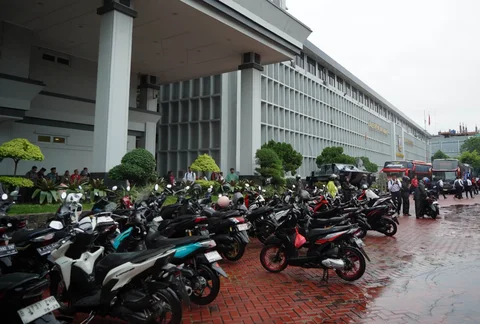 Motor-motor milik warga yang mogok  akibat melintasi banjir di Jalan Raya Pademangan, Jakarta Utara. Senin (12/01/2026)
