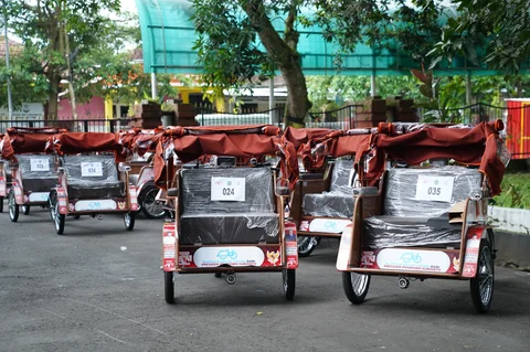 Becak Listrik dari Presiden, Harapan Baru bagi Para Penarik Lansia di Trenggalek