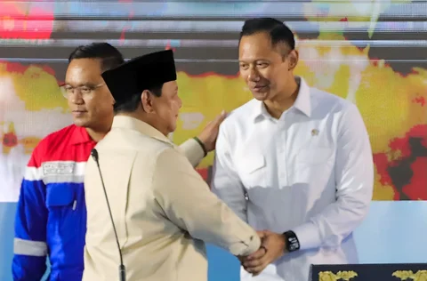 Presiden Prabowo Subianto  bersama  Menko Infrastruktur Agus Harimurti Yudhoyono dan Direktur Utama PT Pertamina Simon Aloysius Mantiri saat peresmian RDMP Balikpapan, Kalimantan Timur, Senin (12/01/2026).