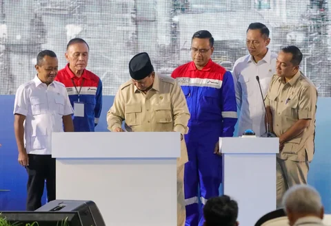 Presiden Prabowo Subianto  bersama  Menko Infrastruktur Agus Harimurti Yudhoyono, Menteri ESDM Bahlil Lahadalia dan Direktur Utama PT Pertamina Simon Aloysius Mantiri saat peresmian RDMP Balikpapan, Kalimantan Timur, Senin (12/01/2026).