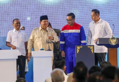Presiden Prabowo Subianto  bersama  Menko Infrastruktur Agus Harimurti Yudhoyono, Menteri ESDM Bahlil Lahadalia dan Direktur Utama PT Pertamina Simon Aloysius Mantiri saat peresmian RDMP Balikpapan, Kalimantan Timur, Senin (12/01/2026).
