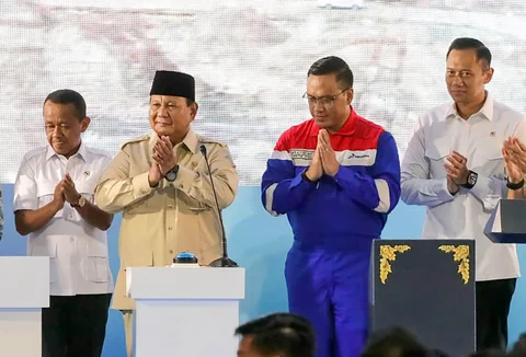 Presiden Prabowo Subianto  bersama  Menko Infrastruktur Agus Harimurti Yudhoyono, Menteri ESDM Bahlil Lahadalia dan Direktur Utama PT Pertamina Simon Aloysius Mantiri saat peresmian RDMP Balikpapan, Kalimantan Timur, Senin (12/01/2026).
